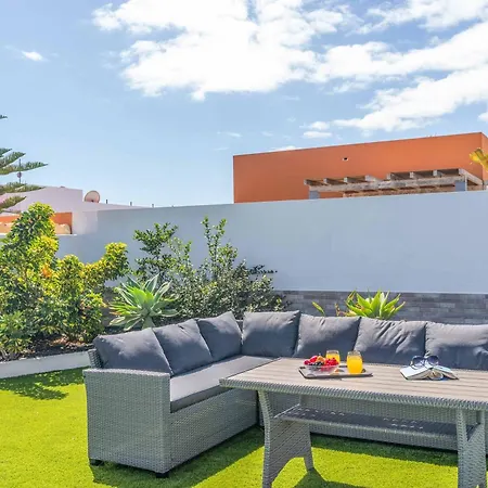 Max Villa *