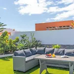 Max Villa *